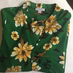 Like new. Pretty floral top with Asian flavor.